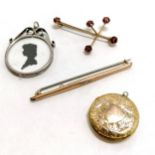 2 x 9ct marked gold brooches (1 set with garnet) - both with metal pins (total weight 3.5g) t/w gold