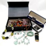 Qty of costume jewellery inc silver clasped pearls, carved glass rose necklace etc. In a black box