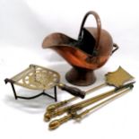 Antique copper coal scuttle (29cm high) t/w 3 x brass fire irons, antique brass & steel trivet (