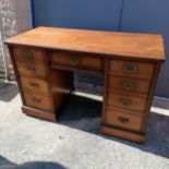 Edwardian mahogany pedestal desk on castors. 122cm wide x 85cm deep x 80cm high. In good used