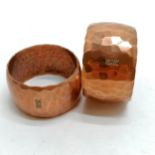 Pair of copper Arts & Crafts style napkin rings with planished detail by GWG - 4cm diameter