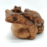 Oriental Japanese hand carved wooden horny toad with 2 babies and signed on base - 19cm across &