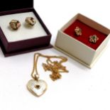 2 x pairs of 9ct gold earrings - 1 set with blue stone & 9ct 2-tone gold heart shaped pendant set