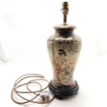 Oriental electric porcelain vase lamp on a wooden base (46cm high)