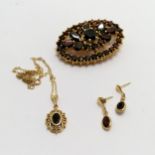 9ct hallmarked gold garnet stone set brooch 4cm across t/w 9ct marked gold pendant on fine gold