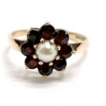 9ct hallmarked gold garnet & pearl ring - size P & 2.8g total weight