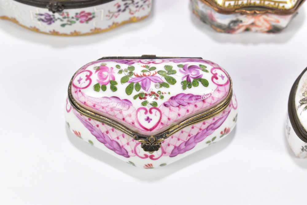 Four decorative ceramic trinket boxes and covers including a Capodimonte example with relief moulded - Bild 4 aus 7