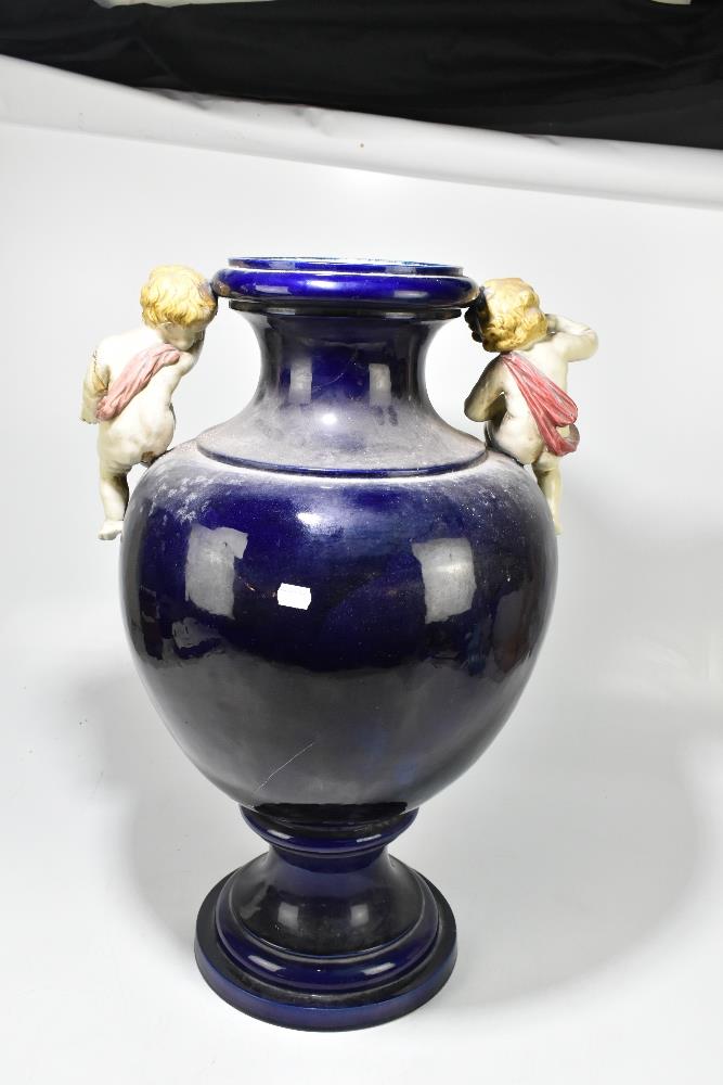 PARIS 1878; a very large blue glazed majolica twin handled vase set with cherubs beside the flared - Bild 6 aus 12