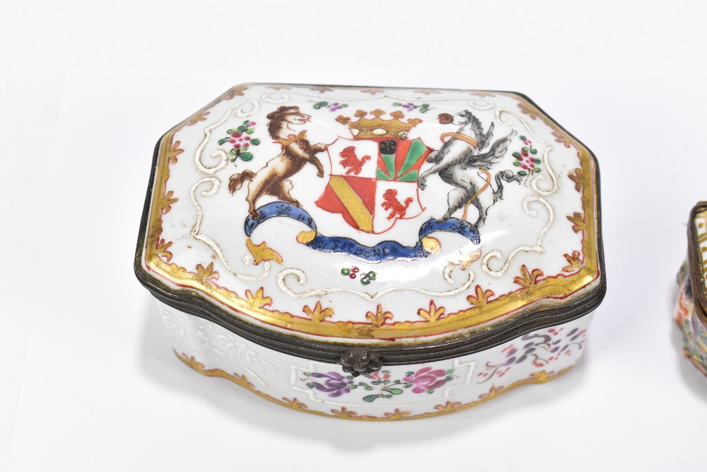 Four decorative ceramic trinket boxes and covers including a Capodimonte example with relief moulded - Bild 2 aus 7
