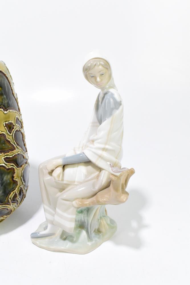 DOULTON LAMBETH; a stoneware vase modelled with leaf shaped detailing against a mottled green - Bild 4 aus 7