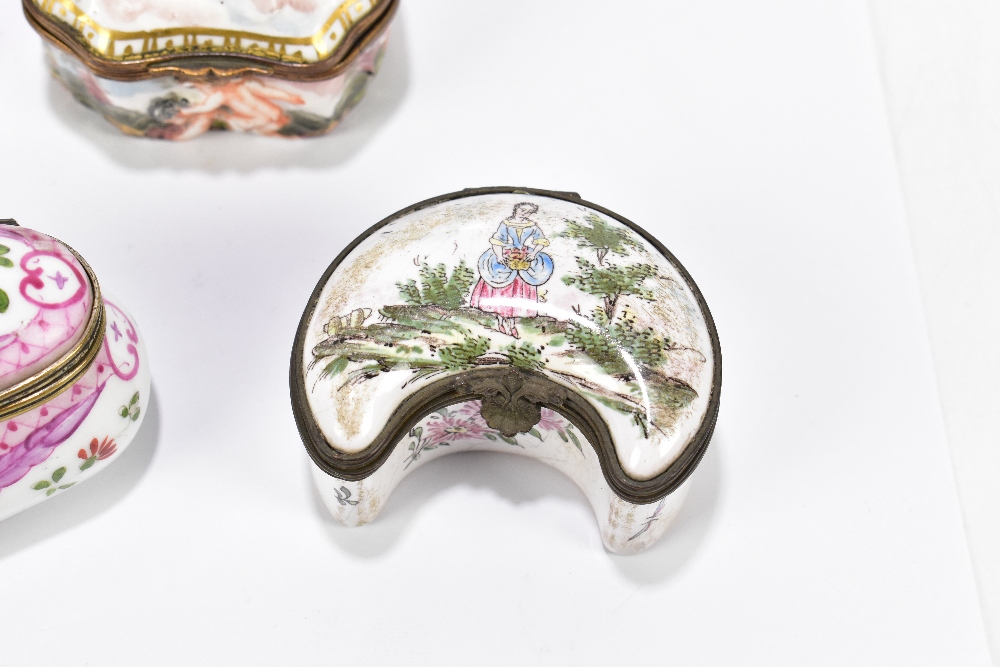Four decorative ceramic trinket boxes and covers including a Capodimonte example with relief moulded - Bild 5 aus 7