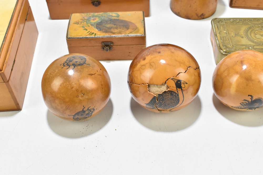 VARIOUS EXHIBITIONS; a small group of Mauchline ware including 1889 Glasgow Exhibition, also some - Bild 2 aus 5