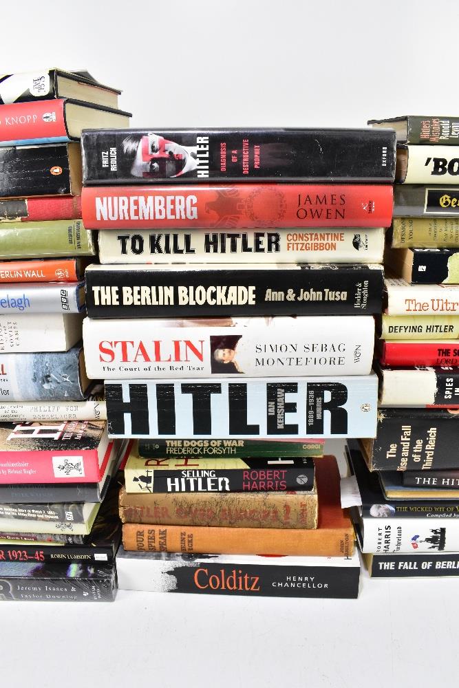 A collection of WWII and military interest books, predominantly Hitler and the Third Reich. - Bild 3 aus 4