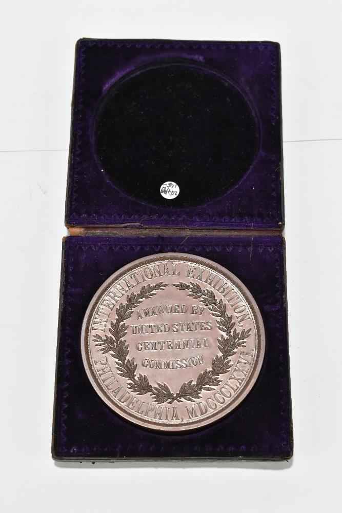 PHILADELPHIA 1876; a velvet lined leather cased bronze medallion awarded by United States Centennial - Bild 2 aus 2