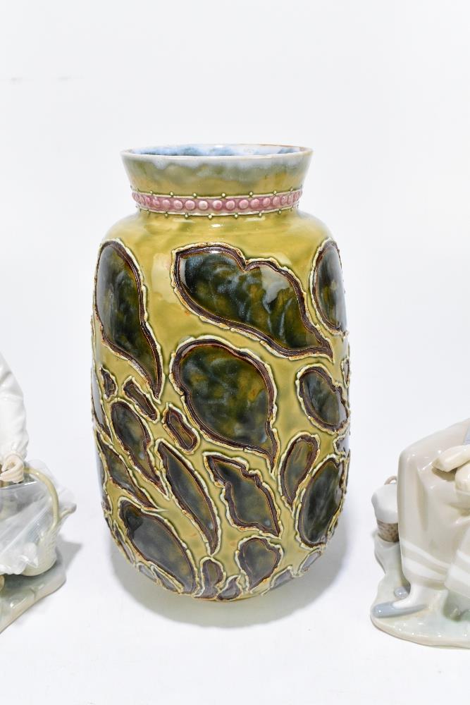 DOULTON LAMBETH; a stoneware vase modelled with leaf shaped detailing against a mottled green - Bild 3 aus 7