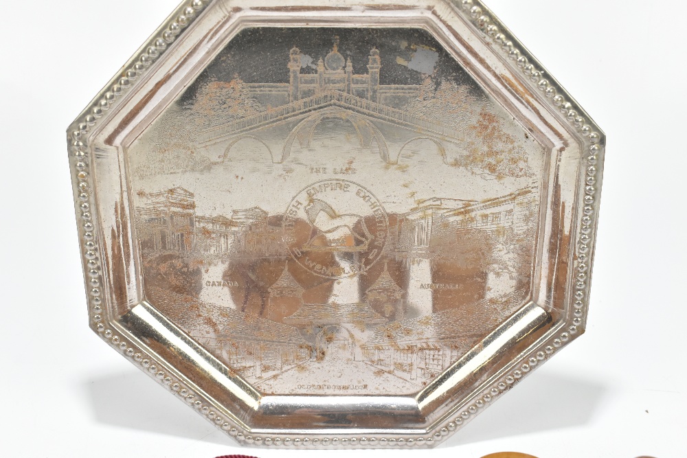 EDINBURGH 1886 AND GLASGOW 1888; a small group of Mauchline ware pieces including a needle pad, - Bild 6 aus 7