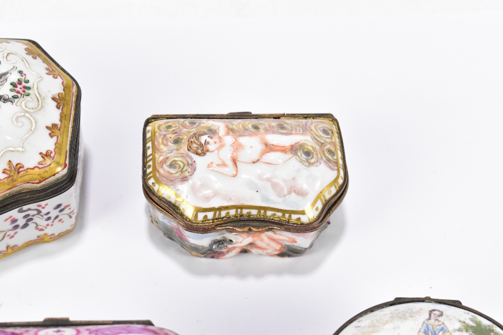 Four decorative ceramic trinket boxes and covers including a Capodimonte example with relief moulded - Bild 3 aus 7