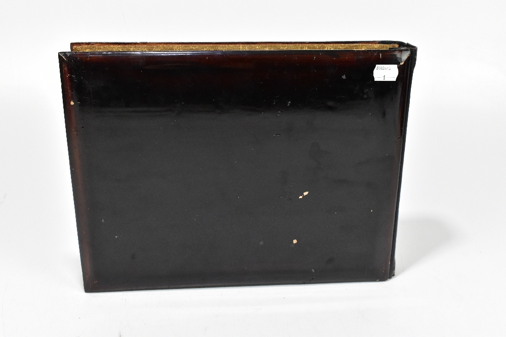 An early 20th century Japanese photograph album, with front lacquered panel with Shibayama - Bild 4 aus 6