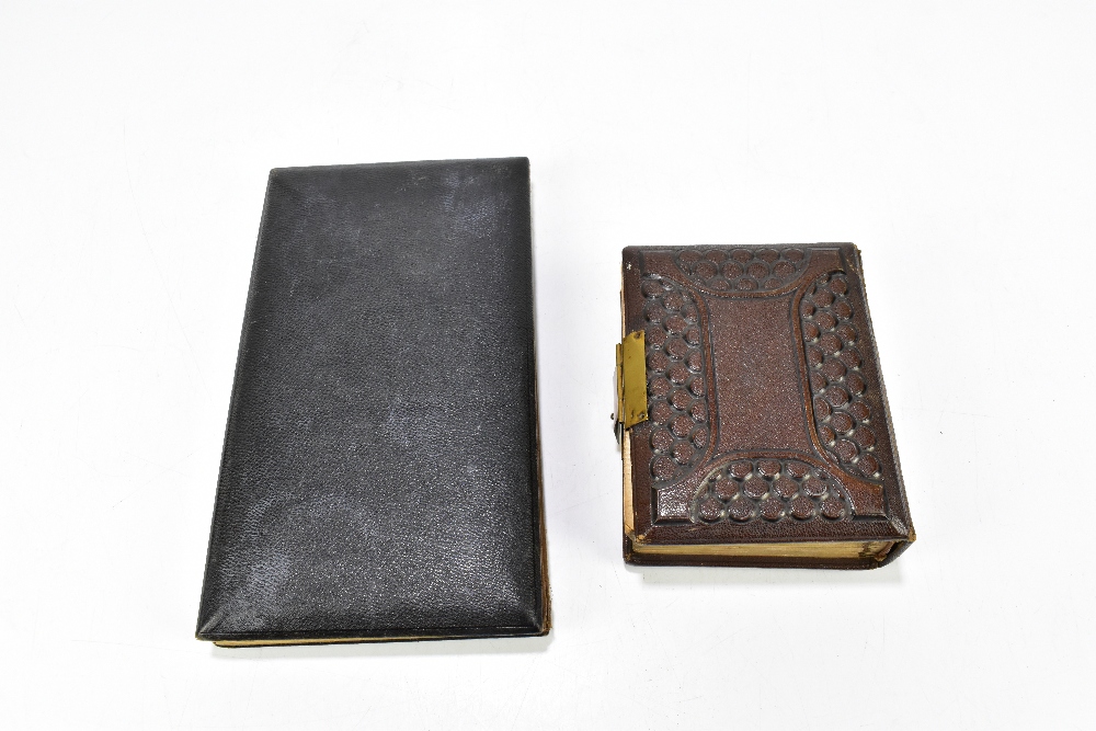 Two late 19th/early 20th century photograph albums including a concertina example bearing a - Bild 3 aus 5