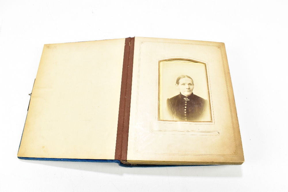 An early 20th century photograph album of rectangular form with applied silvered panel depicting - Bild 5 aus 5