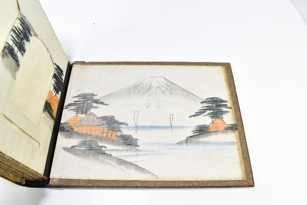 An early 20th century Japanese photograph album, with front lacquered panel with Shibayama - Bild 6 aus 6