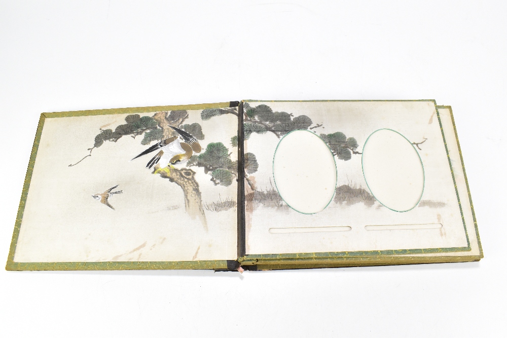 An early 20th century Japanese photograph album with lacquered panels to the front and back, the - Bild 5 aus 8