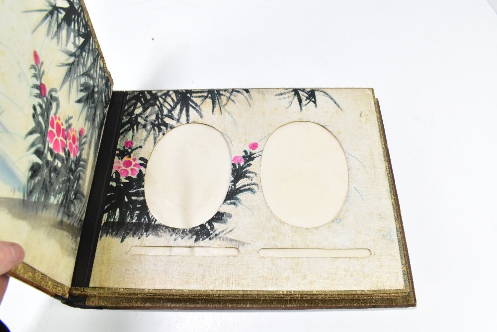 An early 20th century Japanese photograph album, with front lacquered panel with Shibayama - Bild 5 aus 6