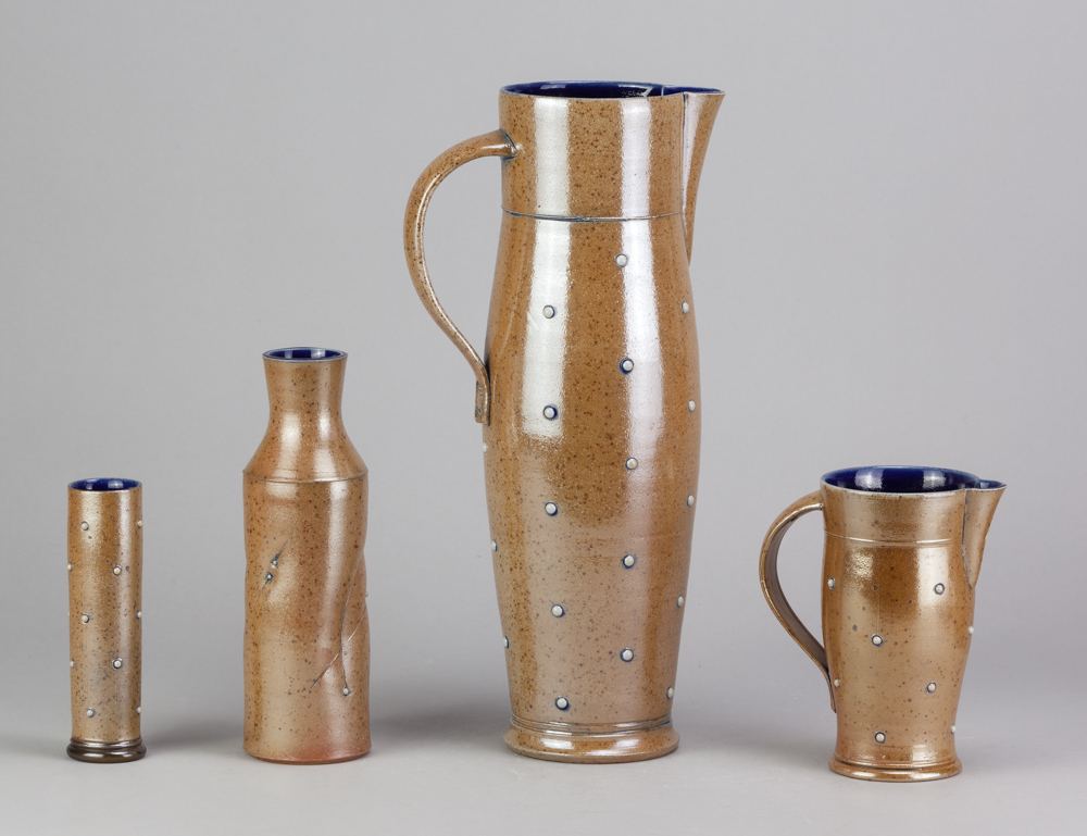 ALISTAIR YOUNG; a group of salt glazed ceramics with added porcelain decoration and dark blue - Bild 7 aus 9