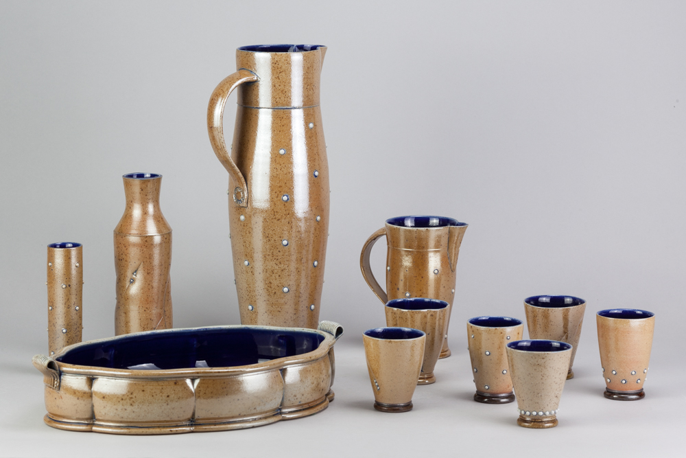 ALISTAIR YOUNG; a group of salt glazed ceramics with added porcelain decoration and dark blue - Bild 2 aus 9