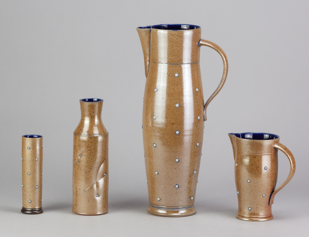 ALISTAIR YOUNG; a group of salt glazed ceramics with added porcelain decoration and dark blue - Bild 8 aus 9