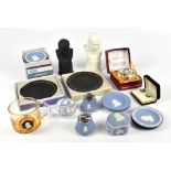 WEDGWOOD; a collection of Winston Churchill commemorative jasper wares and other glass items, to