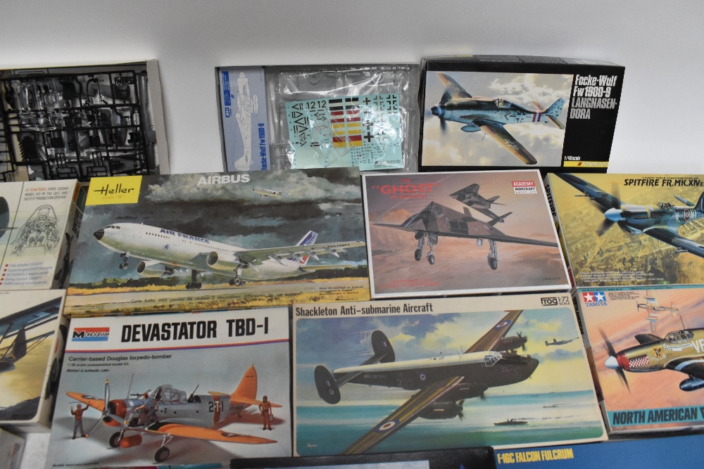 A collection of eighteen model aircraft kits including Heller, Matchbox, Hasegawa, etc. - Image 11 of 12