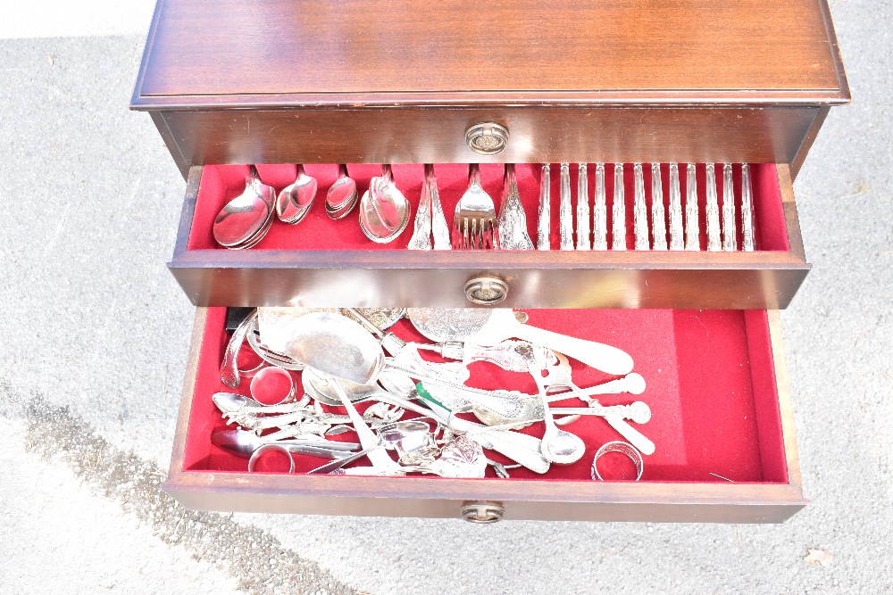 VINERS; a canteen of silver plated King's pattern cutlery, in a three drawer chest with other plated - Bild 3 aus 5