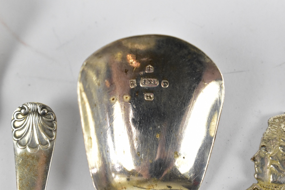 A small collection of hallmarked silver caddy spoons, and two plated examples, weighable silver - Bild 2 aus 5