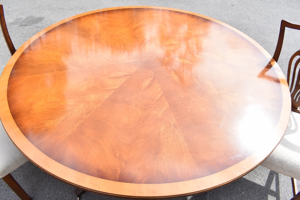 A reproduction mahogany dining table, the circular top on four columns terminating on four sabre - Bild 2 aus 3