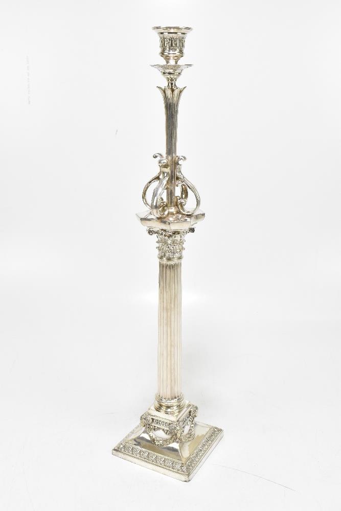 A late 19th century silver plated Corinthian column candlestick with detachable top section raised - Bild 2 aus 3