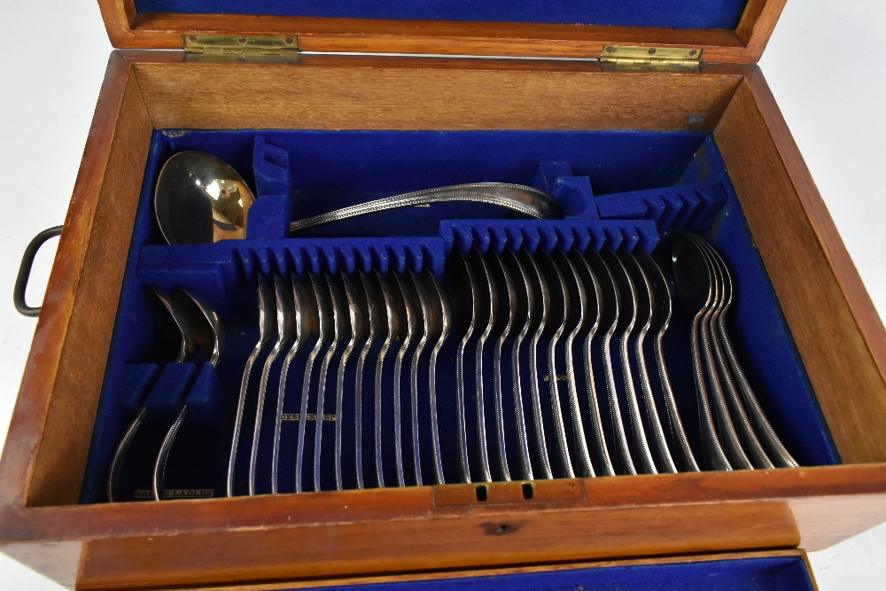An early 20th century oak cased table part canteen of silver plated cutlery. - Bild 3 aus 4