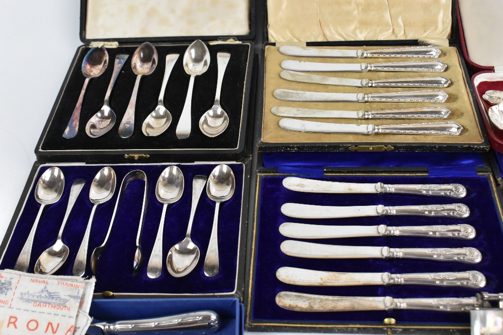 An assortment of silver plated flatware and steel bladed flatware, with an assortment of vintage - Bild 2 aus 4