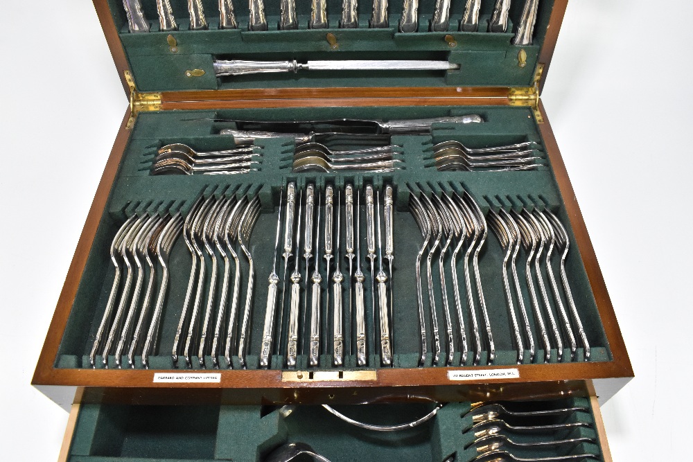 GARRARD & CO; a 1940s walnut cased twelve setting canteen of plated cutlery (one side fork - Bild 3 aus 8