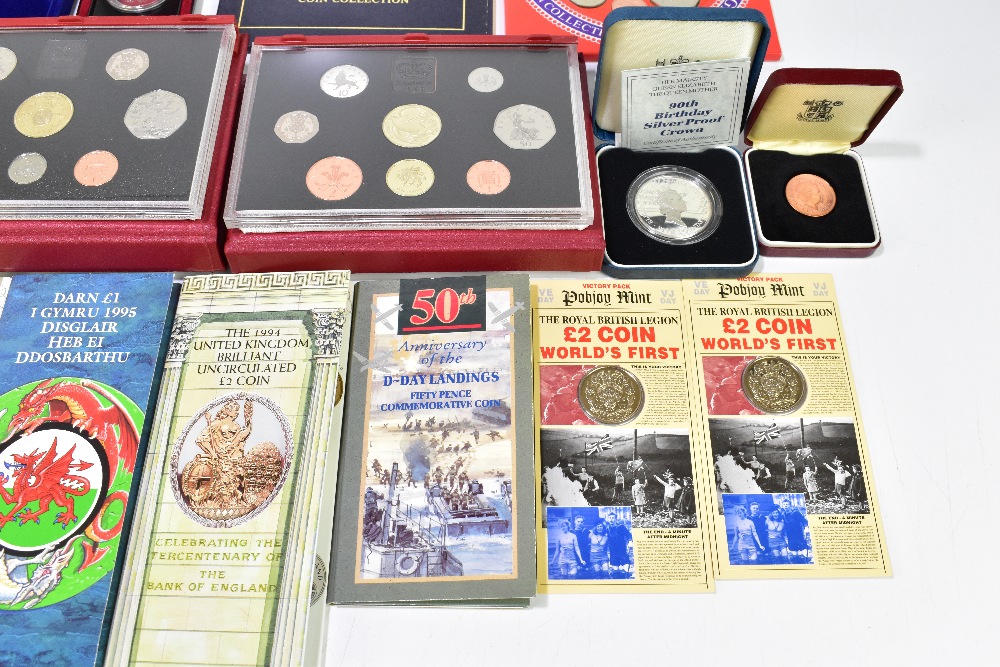 An assortment of British coinage, including Royal Mint proof sets, silver proof crown produced to - Bild 3 aus 4