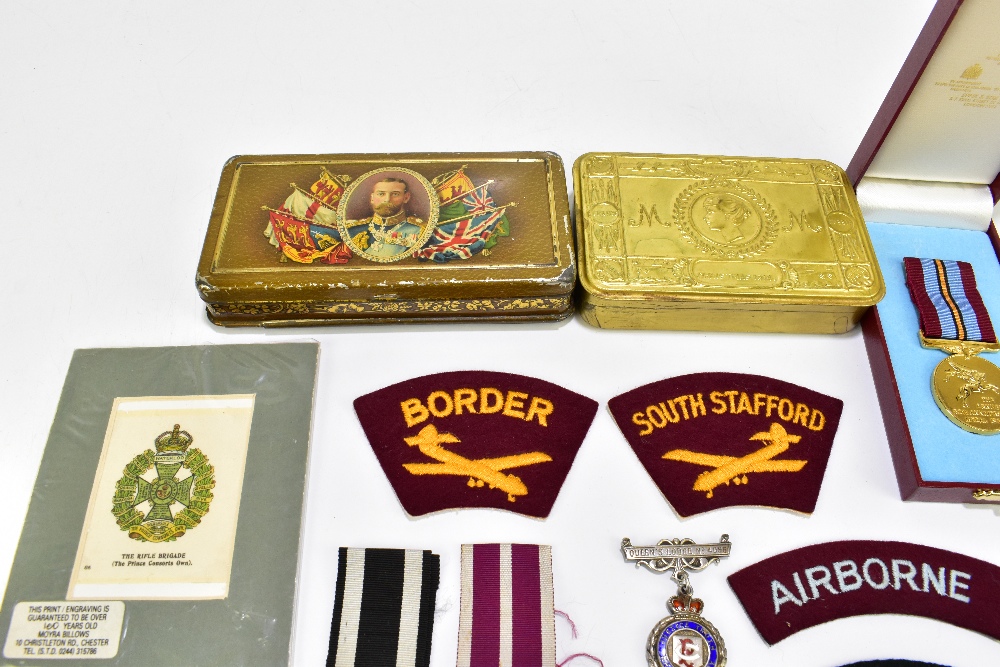 A WWI 1914 Christmas tin, with a further tin, a German cross, and other items. - Bild 4 aus 5