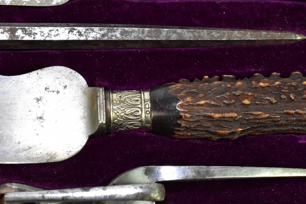 W.T WYATT SILVERSMITH, BLANDFORD; a cased four piece carving set with hallmarked silver ferrules, - Bild 3 aus 3