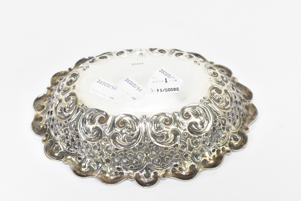 HORACE WOODWARD & CO LTD; a Victorian hallmarked silver oval bonbon dish with cast scrolling rim and - Bild 3 aus 4