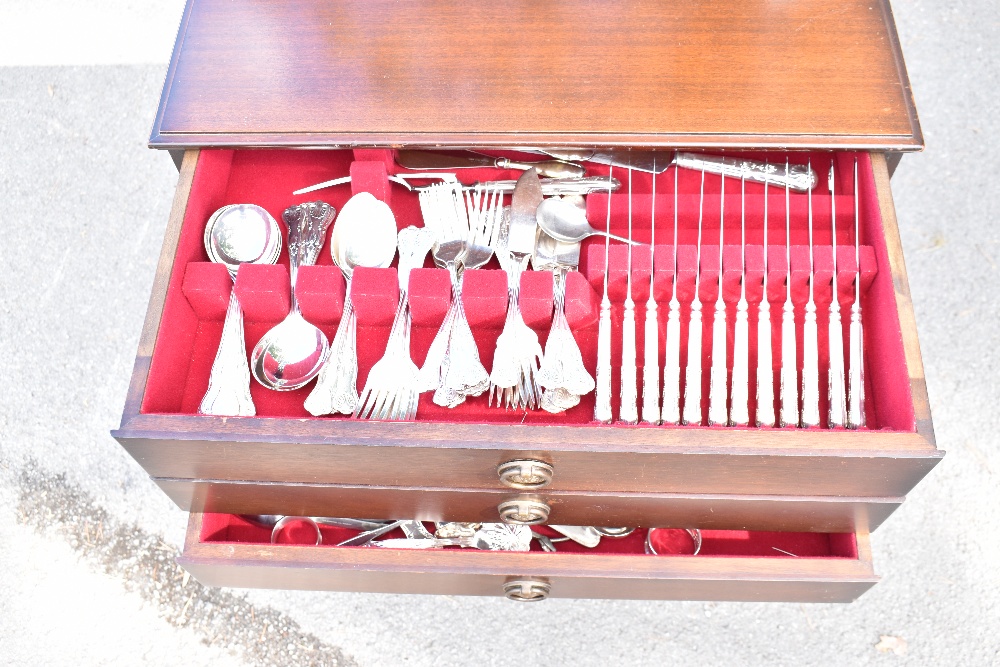 VINERS; a canteen of silver plated King's pattern cutlery, in a three drawer chest with other plated - Bild 2 aus 5