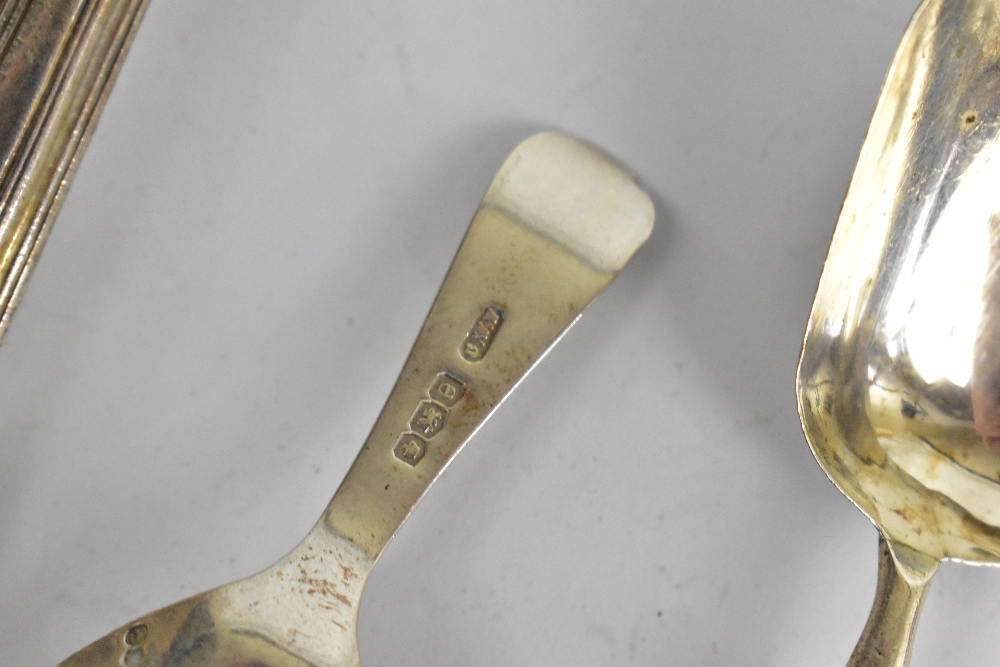 A small collection of hallmarked silver caddy spoons, and two plated examples, weighable silver - Bild 5 aus 5