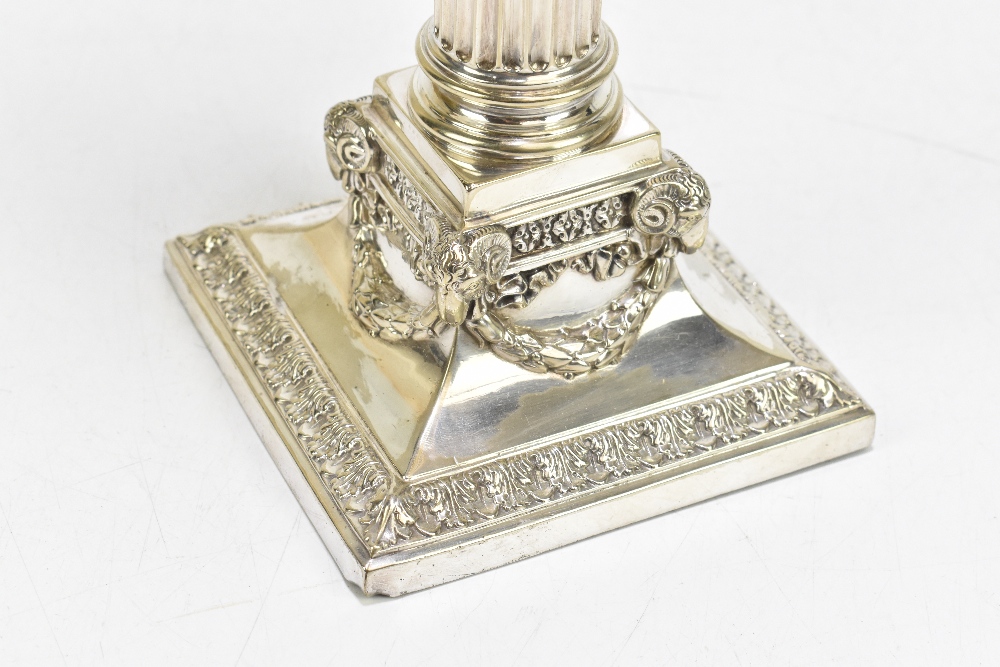 A late 19th century silver plated Corinthian column candlestick with detachable top section raised - Bild 3 aus 3