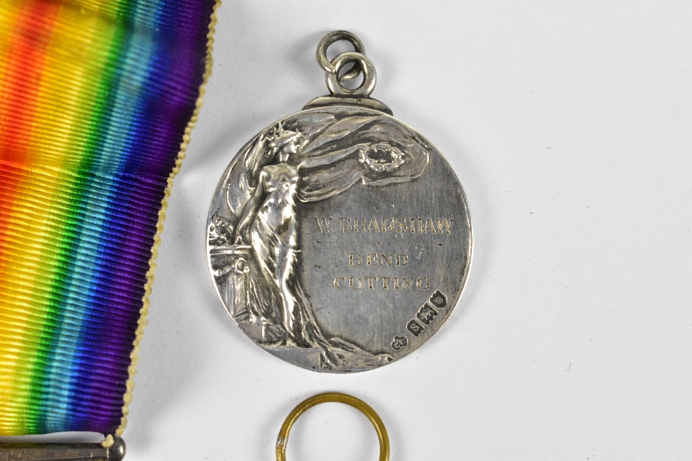 A WWI medal pair awarded to 136580 PTE E.J. Lawson, M.G.C. comprising BWM and VM, with a - Bild 3 aus 4