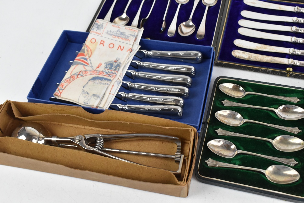 An assortment of silver plated flatware and steel bladed flatware, with an assortment of vintage - Bild 4 aus 4