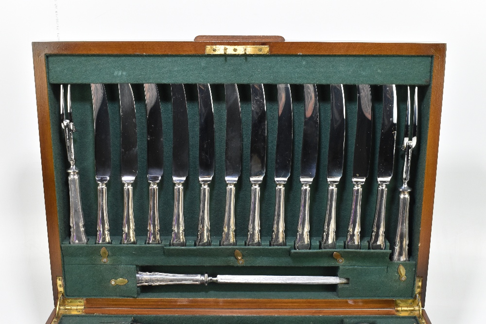 GARRARD & CO; a 1940s walnut cased twelve setting canteen of plated cutlery (one side fork - Bild 4 aus 8