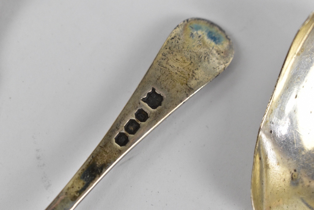 A small collection of hallmarked silver caddy spoons, and two plated examples, weighable silver - Bild 4 aus 5